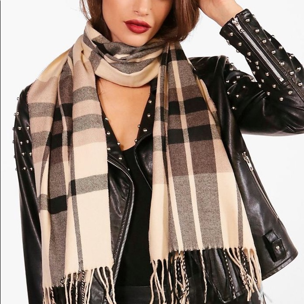 NWOT Cream and Black Scarf